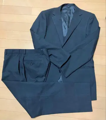 다크 그레이 스트라이프 수트 셋업