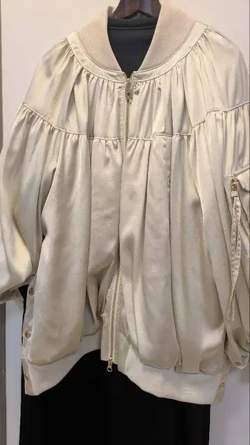 1% USU 아이보리 벌룬 실루엣 점퍼