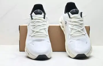 On Cloudstratus 화이트/블랙