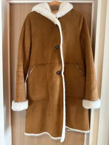 브라운 후드 부착 무스탕 코트 가짜 버튼 부착
