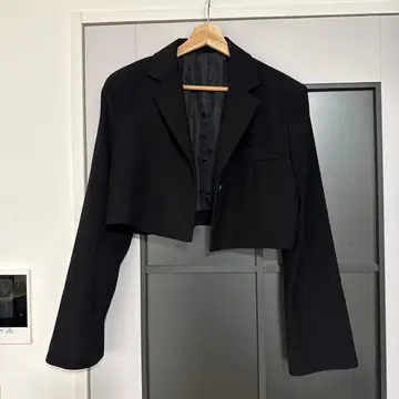 LVEU. 플레어 커프스 크롭 자켓