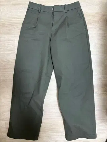 UNIQLO 턱 와이드 팬츠 57 올리브 S 사이즈
