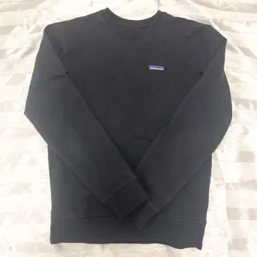 patagonia 블랙 크루넥 트레이닝복