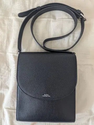 A.P.C. 데미 룬 블랙 가죽 숄더백