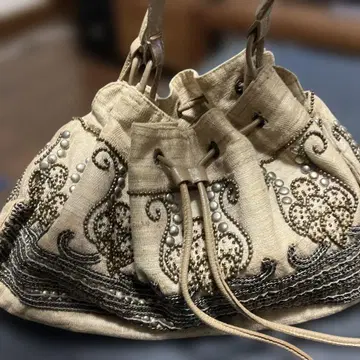 MOYNA 자수 장식 베이지 핸드백