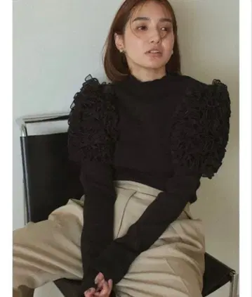 fray i.d 개더 프릴 숄더 니트