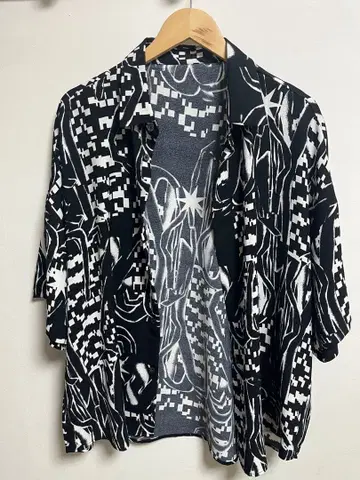 AZUL 블랙 화이트 추상 디자인 셔츠