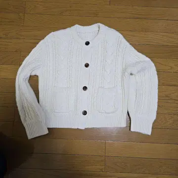 아이보리 케이블 짜임 긴팔 스웨터