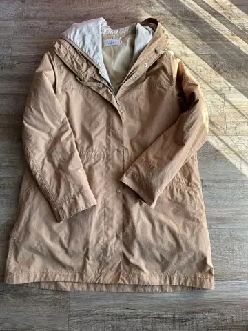 drug 후드 부착 베이지 자켓과 아이보리 셔츠