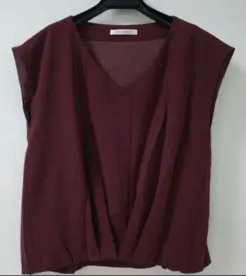 PINKY&DIANNE V넥 개더 슬리브리스 블라우스