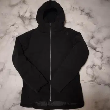 데상트 심리스 다운 블랙 LL 사이즈