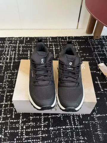 On Cloudstratus 블랙 스니커즈