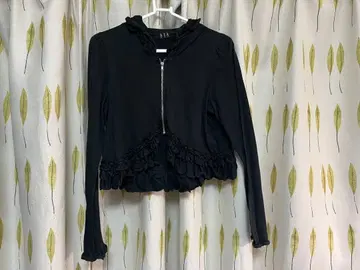 프릴 달린 블랙 크롭 후드티