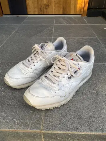 Reebok 화이트 스니커즈 레트로 스타일
