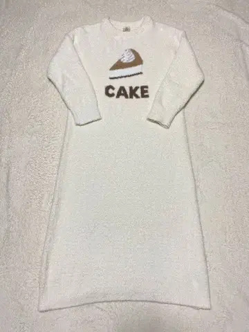 새상품급 젤라또피케 케이크 패턴 룸웨어 원피스 아이보리 모찌후와