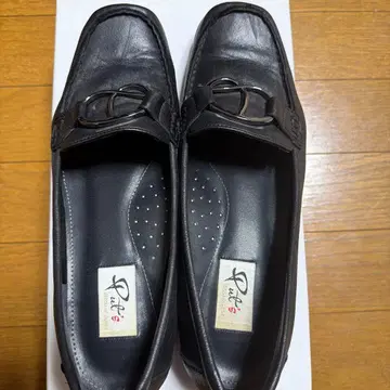 블랙 가죽 로퍼 금장 장식 포함