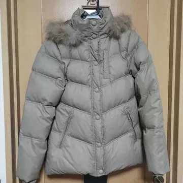 베이지 다운 자켓 후드 부착
