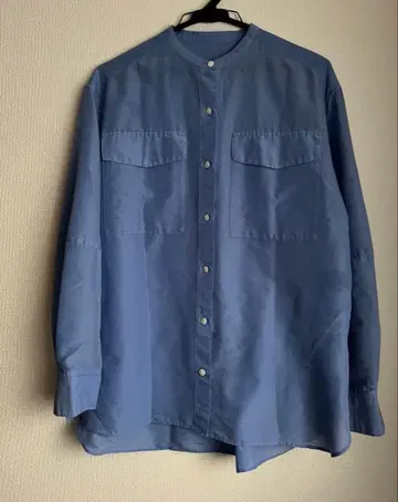 이에나 블루 셔츠