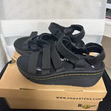 닥터마틴 통굽 샌들 black