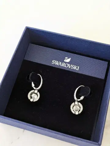 Swarovski 라운드형 크리스탈 귀걸이
