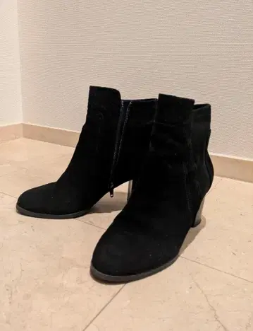 블랙 스웨이드 지퍼 부티 중간 힐