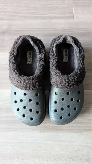 Crocs 다크 그레이 클로그 샌들