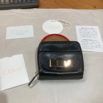 끌로에 블랙 가죽 접이식 지갑