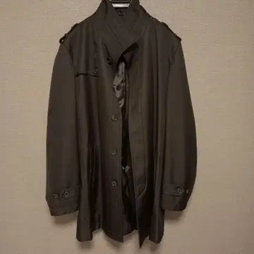 블랙 트렌치코트 견장 부착