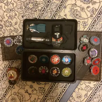 베이블레이드 세트 18개와 핸들 포함