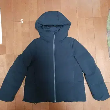 유니클로 블랙 다운 자켓 S 사이즈 후드 부착