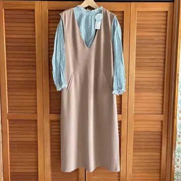 [ 새상품 ] ITS'DEMO 베이지 V넥 슬리브리스 원피스