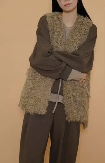 새상품 CYAN TOKYO 백 오버 컬리 퍼 베스트