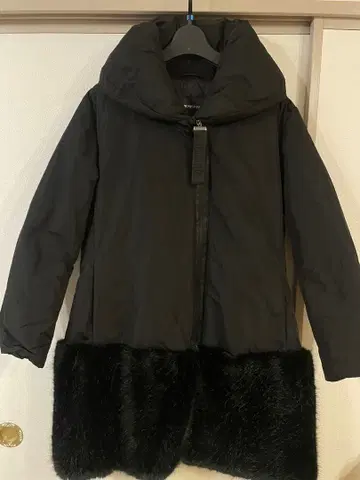 EMPORIO ARMANI 후드 부착 다운 자켓 블랙