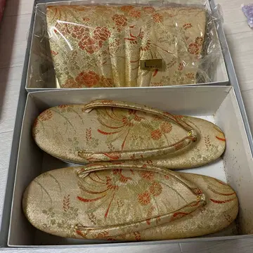 골드 컬러 꽃무늬 클러치백과 조리 세트