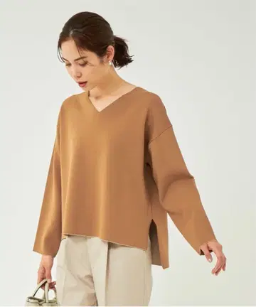 세련된 V넥 풀오버 니트