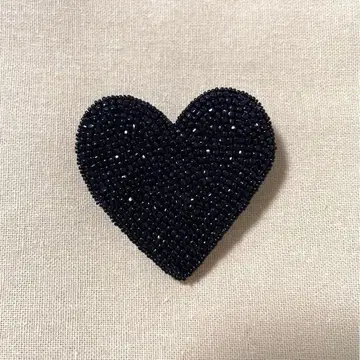 블랙 하트 비즈 자수 브로치