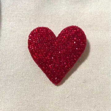 빨간색 하트 비즈 자수 브로치