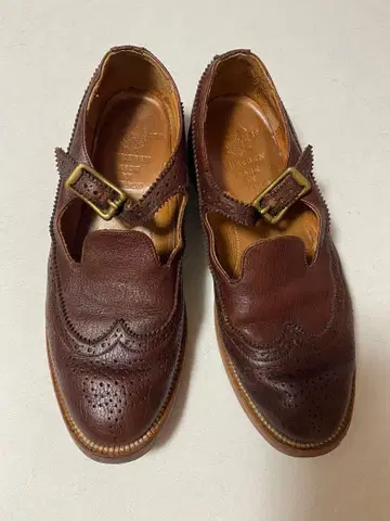 유케텐 윙팁 메달리온 스트랩 벨트 가죽 신발