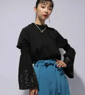 HARE 자수 슬리브 2WAY 보타이 블라우스