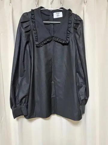 [ 미사용 새상품 ] 쥬에티 프릴 달린 옷깃 블랙 긴팔 셔츠