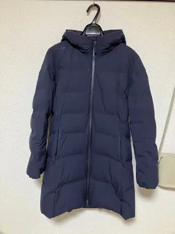 유니클로 심리스 다운 숏코트 네이비 후드 부착 다운 자켓