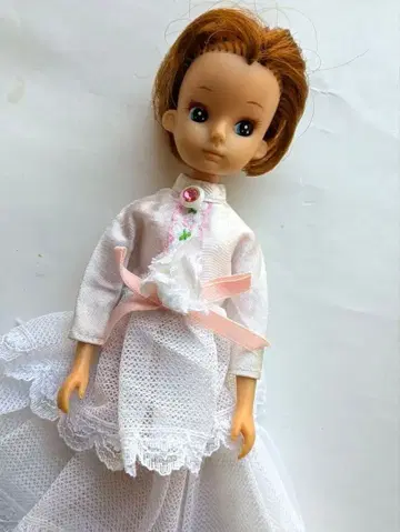 2대 리카짱 인형, 하자품, 화이트 드레스 포함