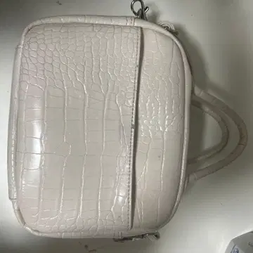 화이트 크로커다일 엠보싱 숄더백