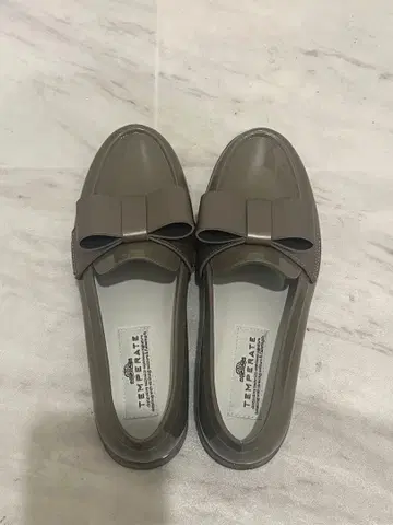 TEMPERATE 베이지 리본 포함 레인 슈즈