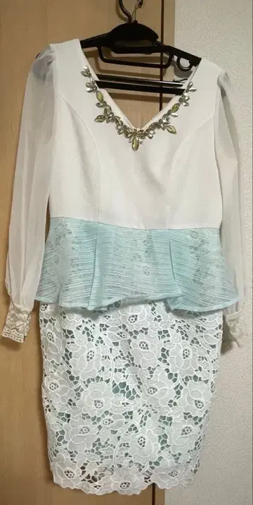 Sobre 비쥬 부착 드레스 화이트 스카이블루