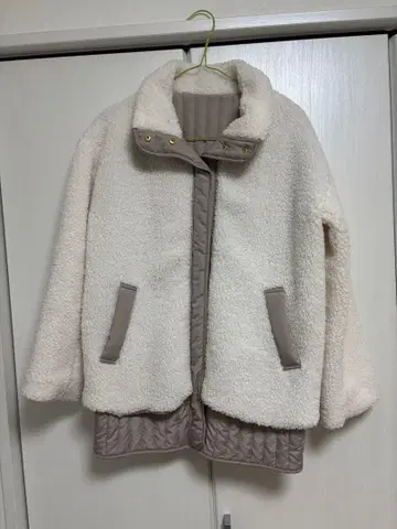 화이트 플리스 보아 자켓