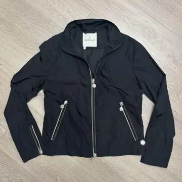 [새상품급] MONCLER 블랙 자켓 사이즈 1