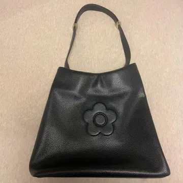 MARYQUANT 슈링크 데이지 엠보싱 토트 블랙