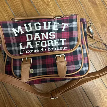 체크 무늬 숄더백