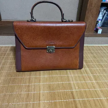 브라운 가죽 핸드백 플랩식